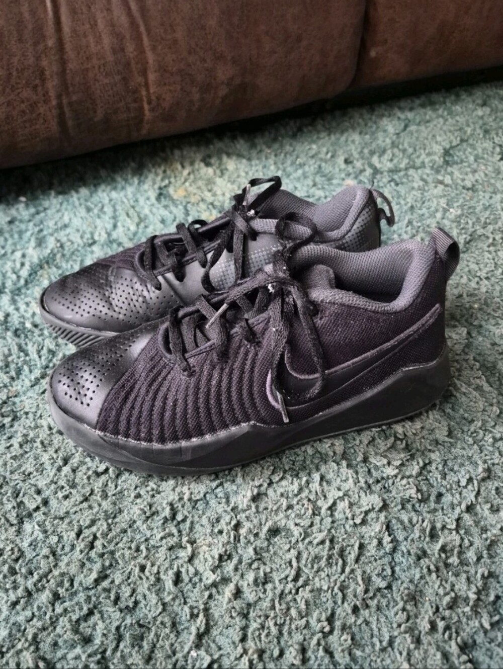 Nike Basketball Team Hustle Quick 2 Triple Black Sneakers 4.5Y